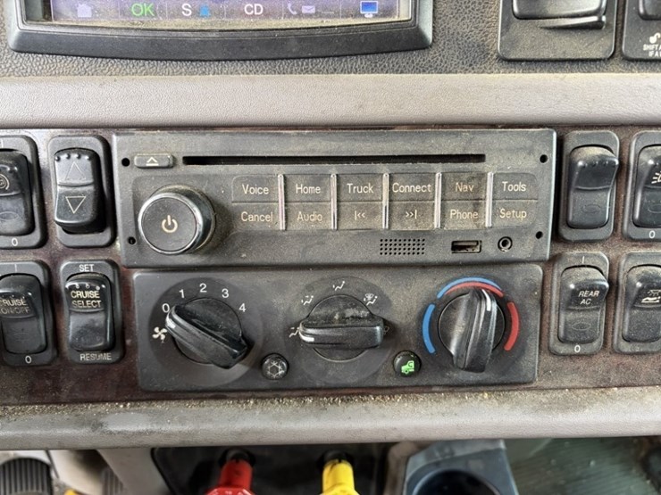 2016-peterbilt-389-image-31
