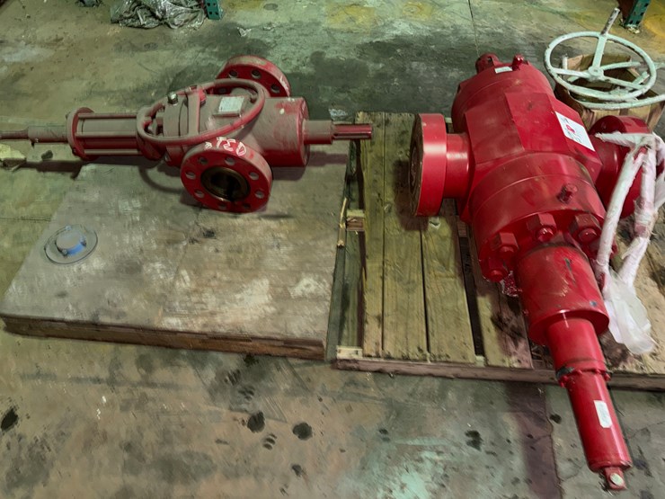 (unused)-(1)-5-1/8”-5m-manual-flanged--frac-vlv-&-(1)-4-1/16”-5m-hyd-gate-valve-image-2