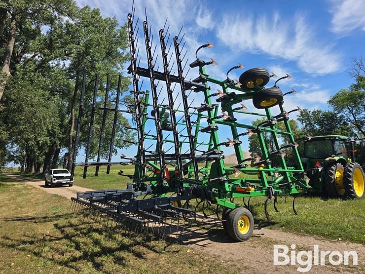 2011-john-deere-2210-image-5