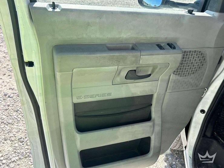 2016-ford-e-450-mobile-command-center-image-12