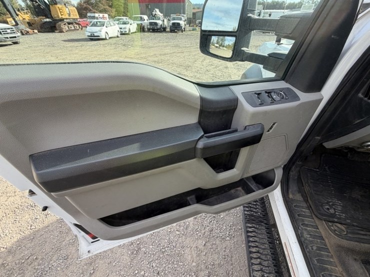 2017-ford-f550-image-31