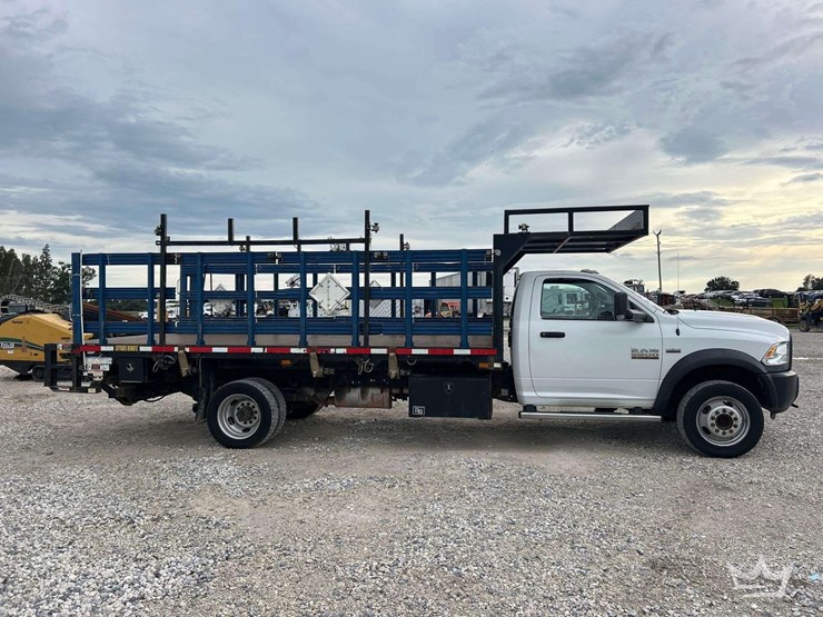 2018-ram-5500-4x4-palfinger-stake-bed-gas-cylinder-delivery-truck-image-34
