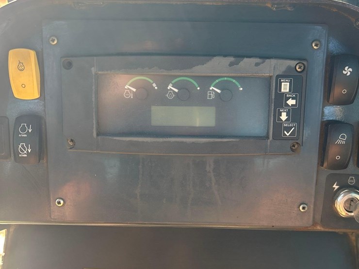 2008-deere-700j-xlt-image-27