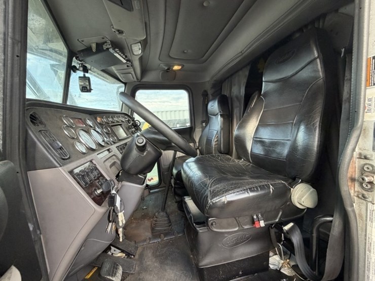 2016-peterbilt-389-image-22
