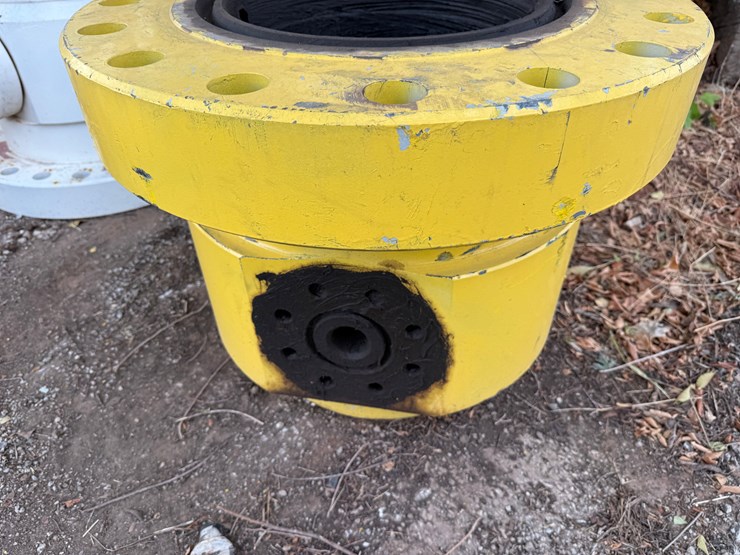 (2)-11-5/8”-&-(1)-13-5/8”-5m-/-10m-casing-heads-image-8