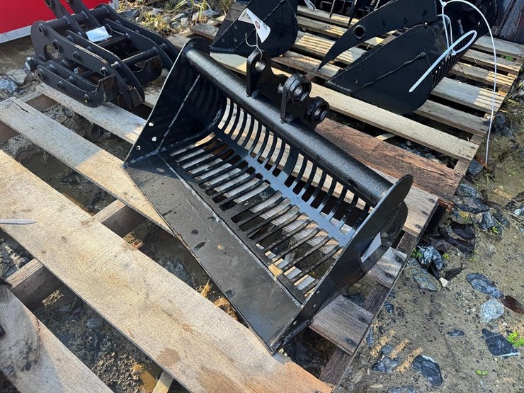 22"-mini-excavator-screening-bucket-image-1