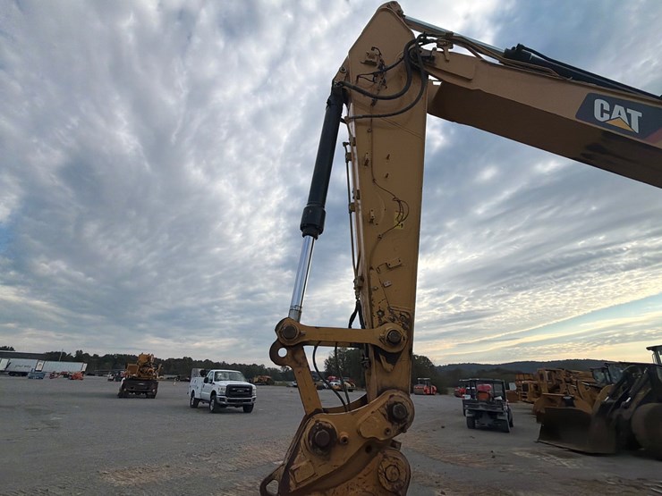 caterpillar-320-image-3