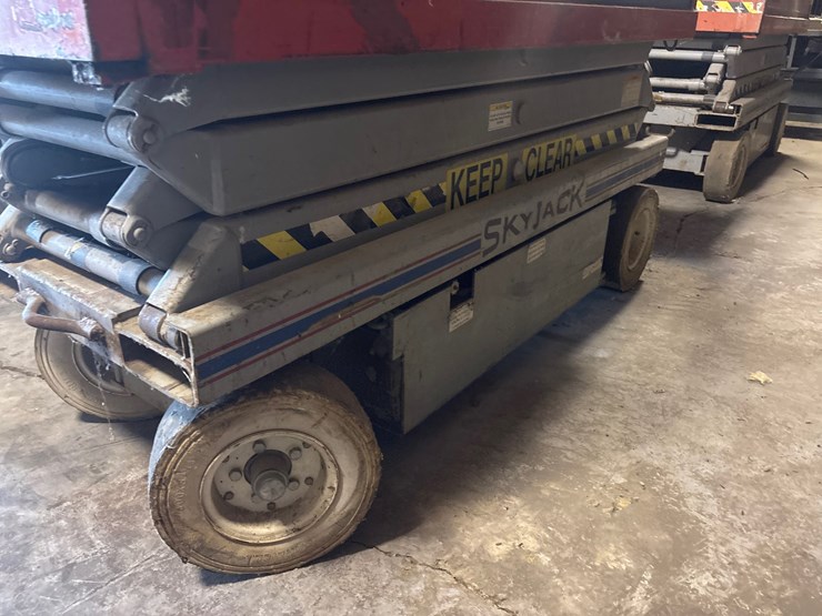 #152-•-skyjack-sjiii-3220-electric-scissor-lift-image-5