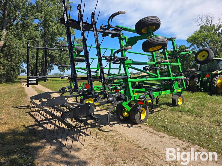 2022-john-deere-2430-image-5