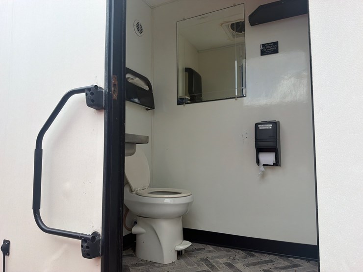 #46944-•-22ft-bathroom-trailer-|-no-title-image-6