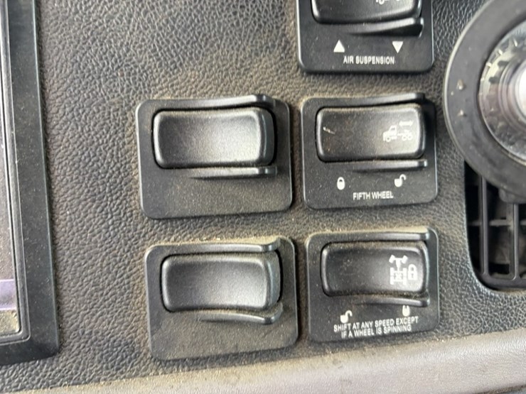 2016-peterbilt-389-image-29