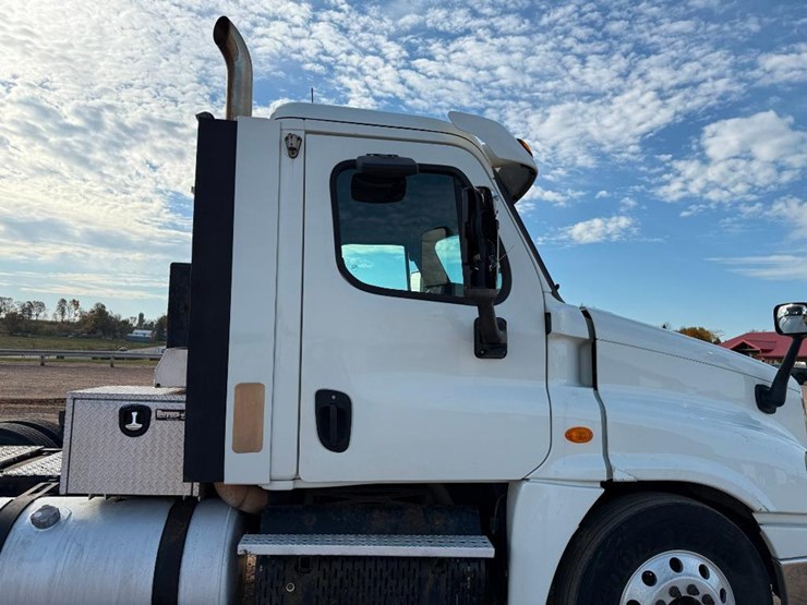 freightliner-cascadia-125-image-19