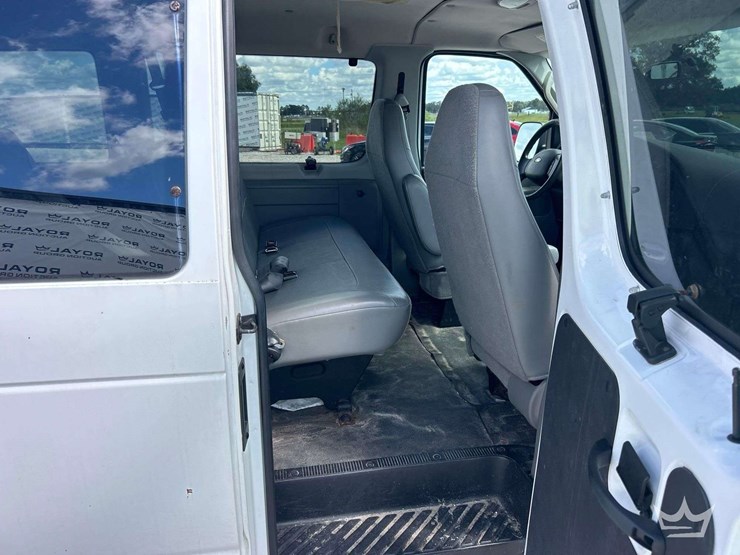 2007-ford-e-350-passenger-van-image-17