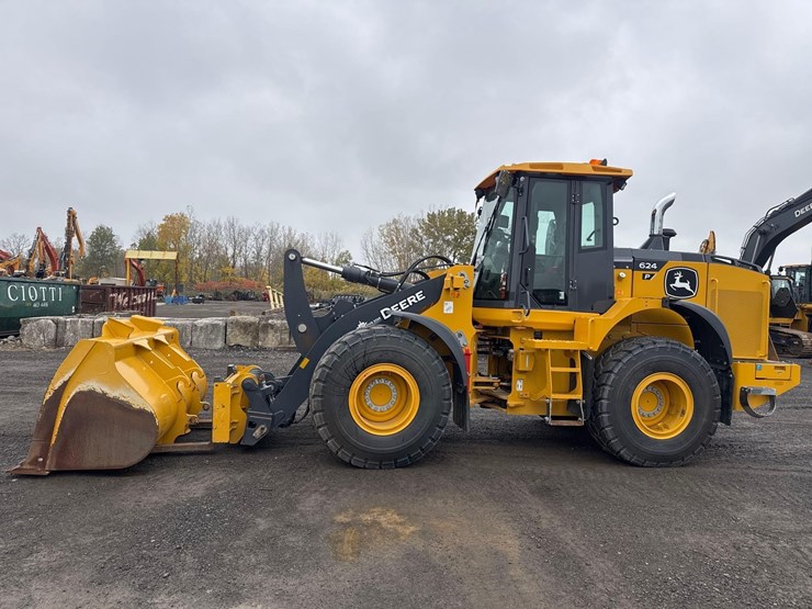 2024-john-deere-624-image-2
