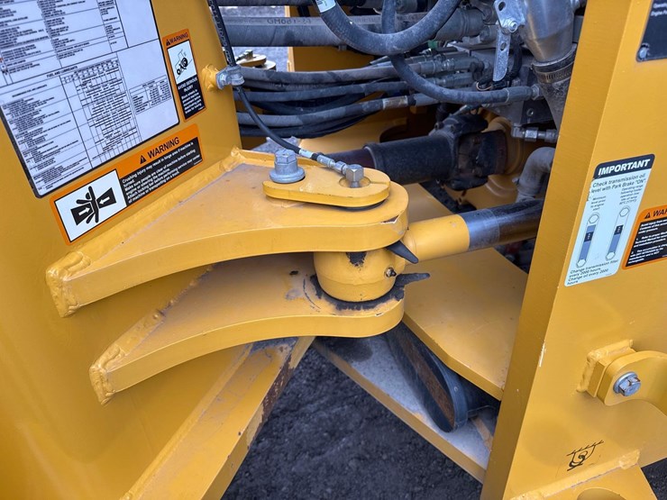 2024-deere-844-p-tier-image-14