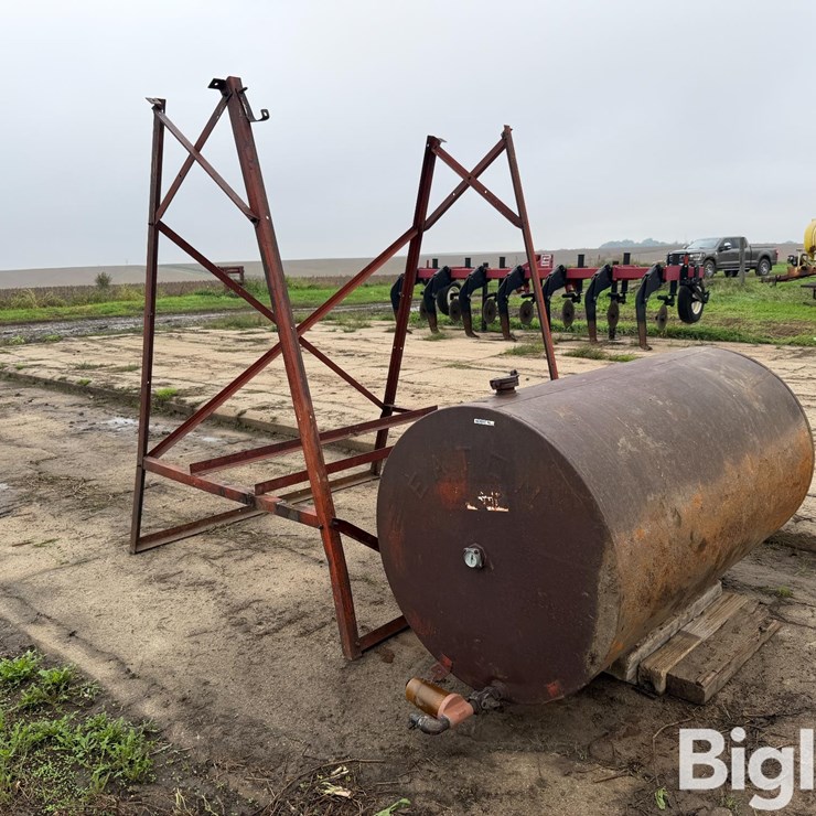 300-Gal Fuel Tank W/Stand