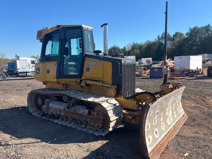 2008-deere-700j-xlt-image-2