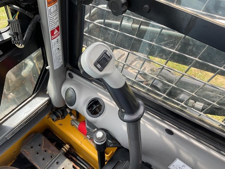 2017-new-holland-l220-image-17
