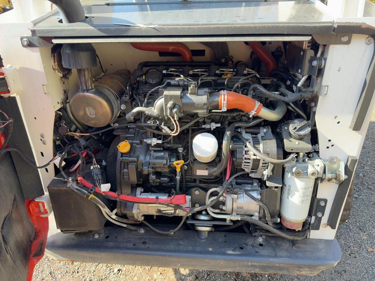 2023-bobcat-t740-image-18