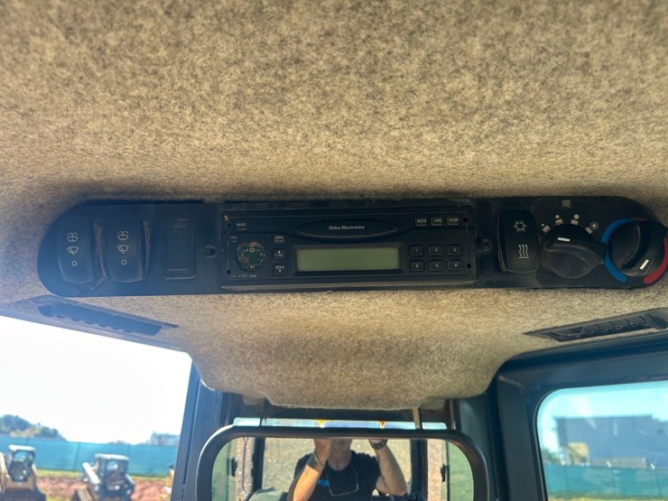 2008-deere-700j-xlt-image-30