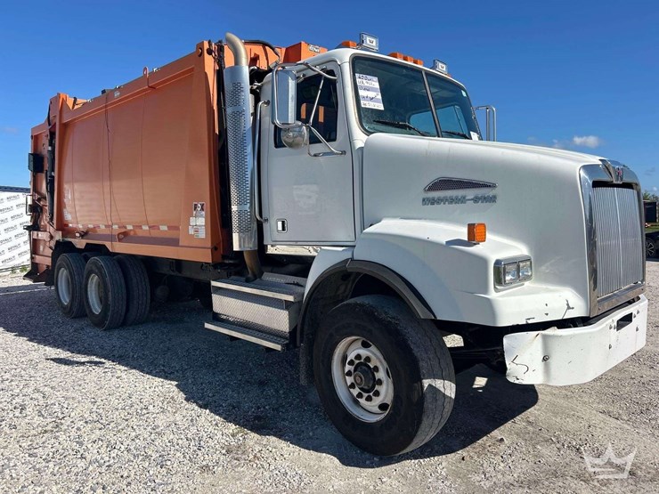 2010-wester-star-4900sa-ez-pack-goliath-g370c-25-yard-rear-loader-garbage-truck-image-2