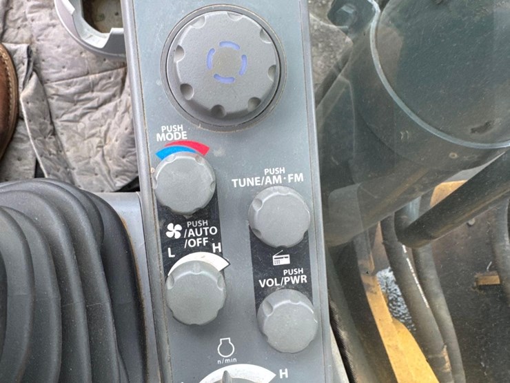 2023-john-deere-350-image-40