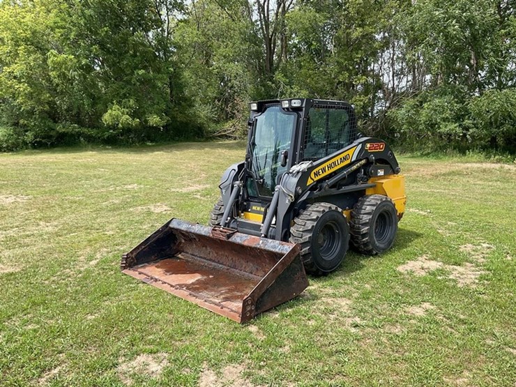 2017-new-holland-l220-image-1