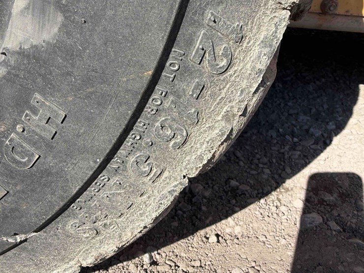 2005-john-deere-325-image-16