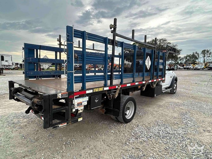 2018-ram-5500-4x4-palfinger-stake-bed-gas-cylinder-delivery-truck-image-3