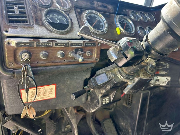 1993-freightliner-fld120-t/a-wet-kit-sleeper-cab-tractor-truck-image-17