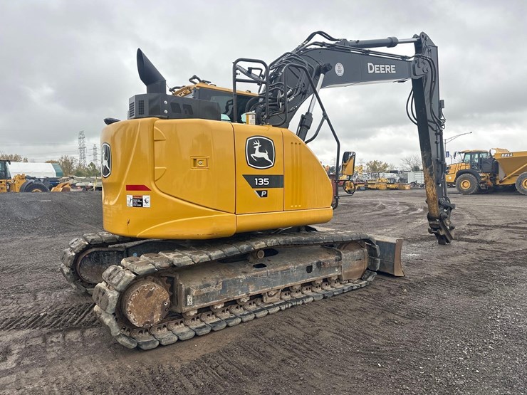 2023-deere-135-p-tier-image-9