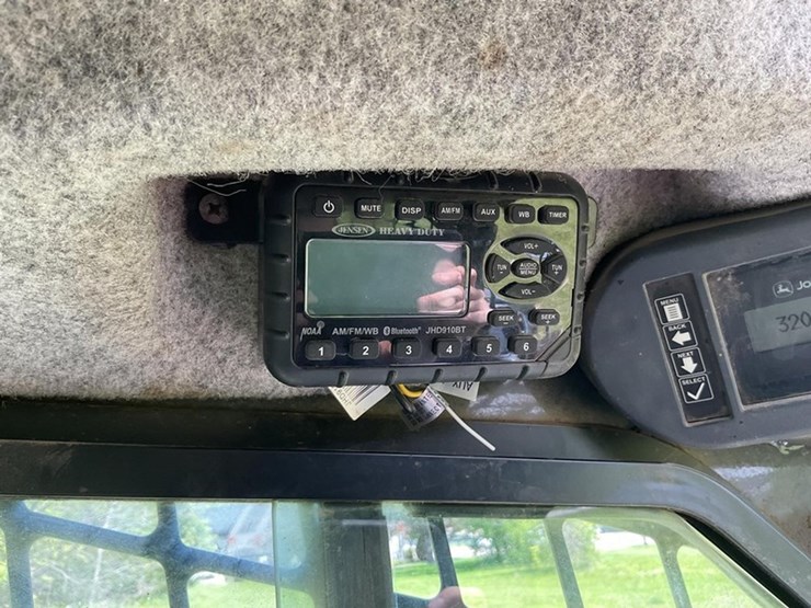2018-deere-324e-image-19