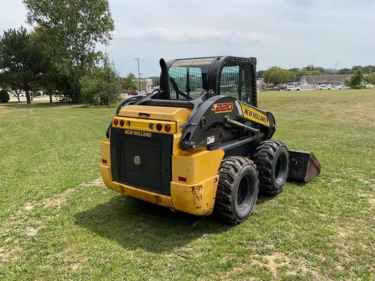 2017-new-holland-l220-image-5