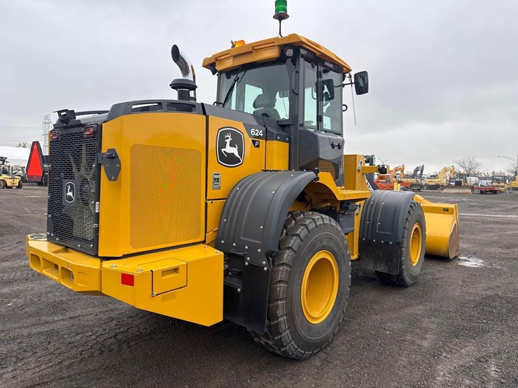 2024-john-deere-624-image-6