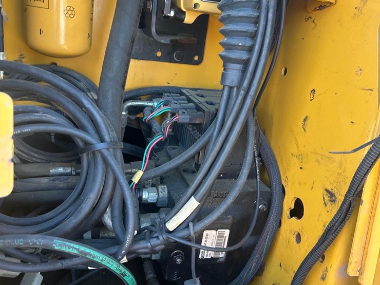 2008-deere-700j-xlt-image-23