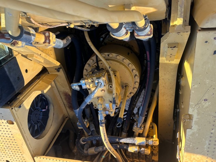 2007-caterpillar-330d-image-17