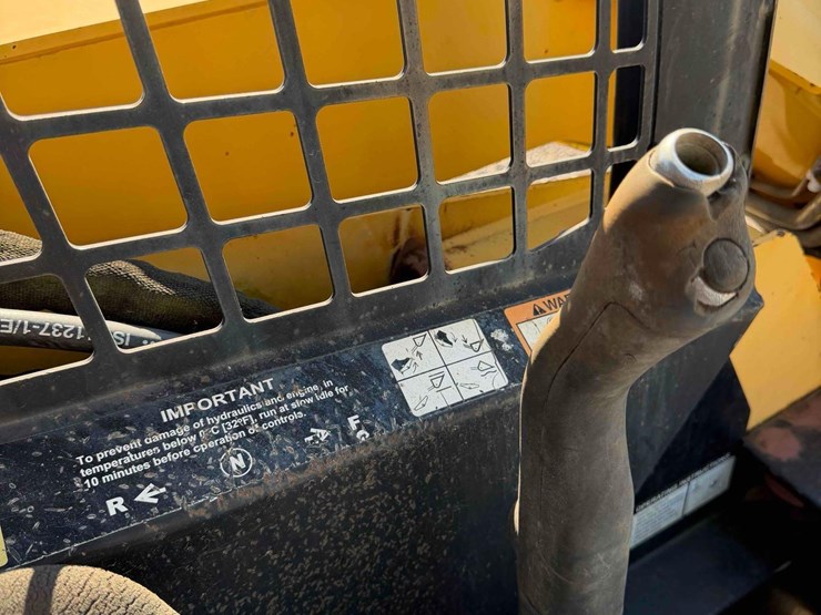 2005-john-deere-325-image-21