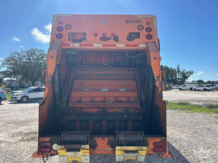 2010-wester-star-4900sa-ez-pack-goliath-g370c-25-yard-rear-loader-garbage-truck-image-24