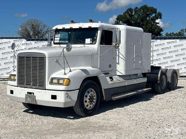 1993-freightliner-fld120-t/a-wet-kit-sleeper-cab-tractor-truck-image-1
