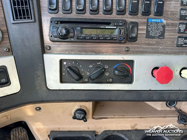 2012-freightliner-coronado-122-image-23