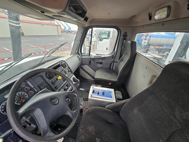 2013-freightliner-114sd-image-8