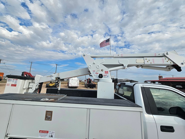 2021-ford-f550-image-15