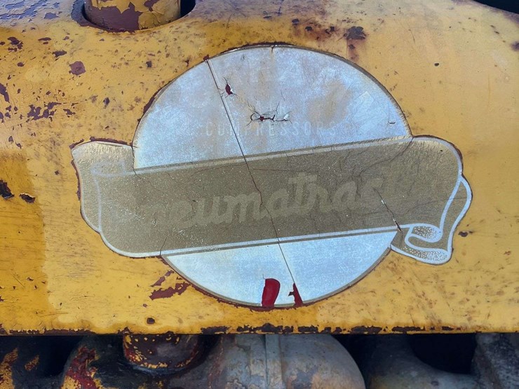 schramm-model-125-air-compressor-tractor-image-6