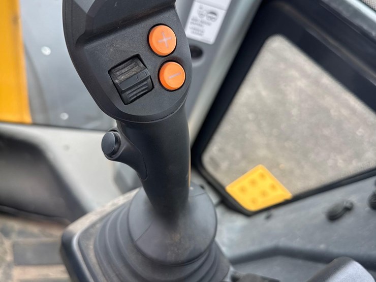 2024-john-deere-624-image-35