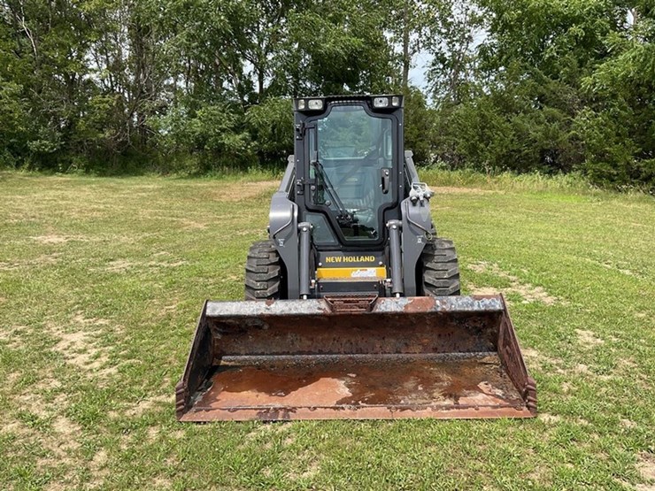 2017-new-holland-l220-image-2