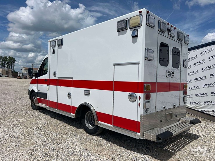 2015-mercedes-benz-sprinter-3500-ambulance-image-4
