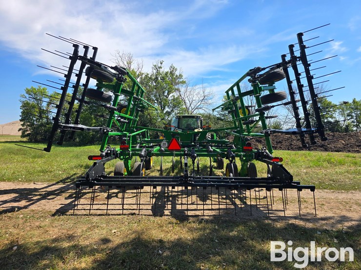 2022-john-deere-2430-image-6