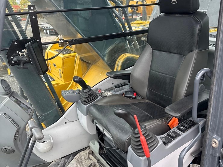 2024-john-deere-350-image-35