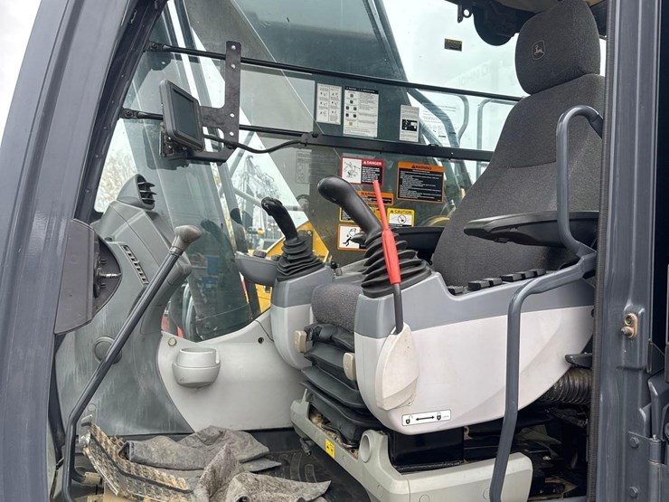 2023-john-deere-350-image-37