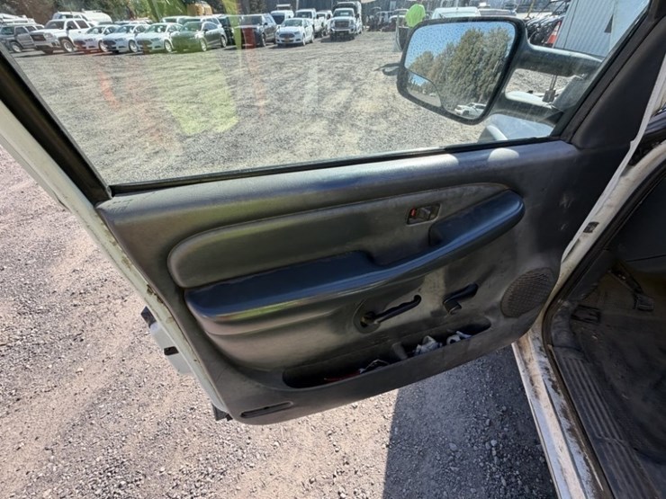 2002-chevrolet-silverado-3500-image-21